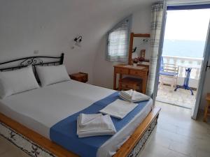 Stavros Beach Villas房間的床