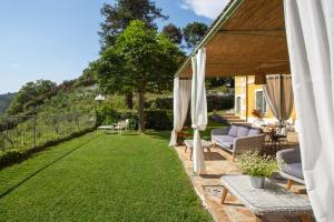 a patio area with a patio table and chairs at Villa Borgovecchio B&B in Camaiore