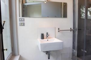 Bilik mandi di PLANT BASED b&b central Bruges