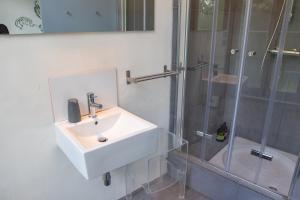 Bilik mandi di PLANT BASED b&b central Bruges