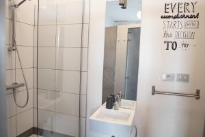 Bilik mandi di PLANT BASED b&b central Bruges