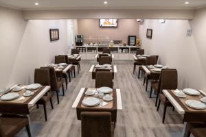 リスボンにあるDinya Lisbon Hotelの木製のテーブルと椅子のあるダイニングルーム