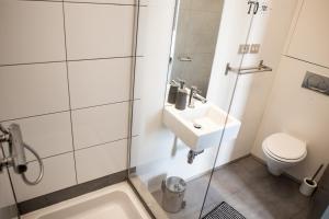 Bilik mandi di PLANT BASED b&b central Bruges