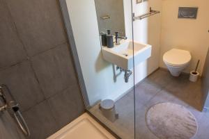 Bilik mandi di PLANT BASED b&b central Bruges