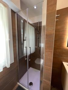 y baño con ducha y puerta de cristal. en Casa Plauto SUITE senza cucina without kichen, en Bellaria-Igea Marina