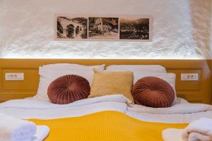Una cama con dos almohadas encima. en Frida's Old House en Bled