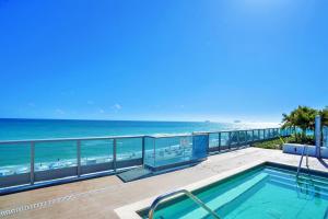 una piscina en un balcón con la playa en Dharma Home Suites Miami Beach at Monte Carlo, en Miami Beach
