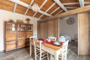 una sala da pranzo con tavolo e sedie in legno di Villa Jumpadu a Oliena