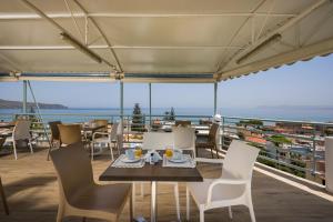 Restoran atau tempat lain untuk makan di Hermes Sea View