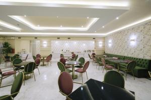 a restaurant with tables and chairs in a room at Hotel Diamantidis in Myrina