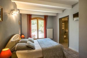 Tempat tidur dalam kamar di Chambres d'hotes Les Clarines