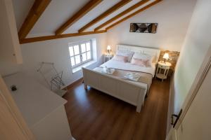 an overhead view of a bedroom with a bed and a window at Villa Perliano in Sukošan