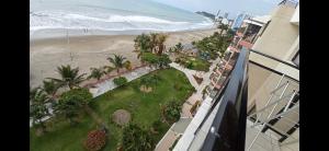 Departamento 4 habitaciones 12 personas vista al mar 8vo piso Playa Almendro في تونسوبا: اطلالة على الشاطئ من شرفة المبنى