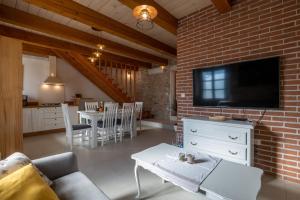 Televízia a/alebo spoločenská miestnosť v ubytovaní Villa Perliano