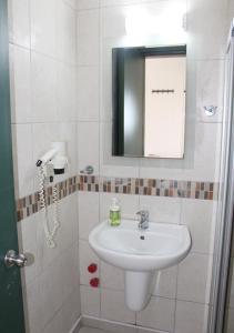 ein Badezimmer mit Waschbecken, Spiegel und Telefon in der Unterkunft Avlu Hotel in Kemer + 33 Fotos