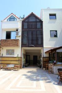 ein Gebäude mit einem Innenhof mit Bänken und Tischen in der Unterkunft Avlu Hotel in Kemer