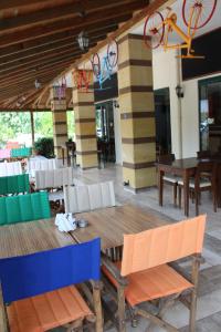 eine Terrasse mit Tisch und Stühlen sowie einem Essbereich in der Unterkunft Avlu Hotel in Kemer