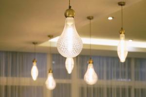 a group of lights hanging from a ceiling at Hotel Diamantidis in Myrina