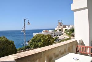 balcone con vista sull'oceano di Monolocali a Palazzo Rizzelli a Santa Cesarea Terme