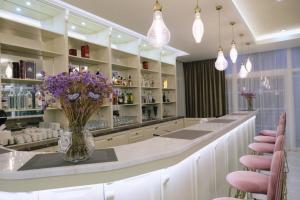 a salon with a vase of flowers on a counter at Hotel Diamantidis in Myrina