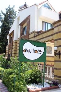 un panneau indiquant un hôtel devant un bâtiment dans l'établissement Avlu Hotel, à Kemer