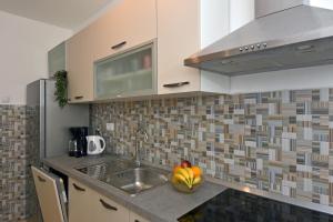 een keuken met een wastafel en een fruitschaal bij Two bedroom apartment Marinero in Zadar