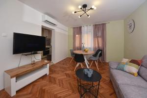 sala de estar con sofá y mesa en Two bedroom apartment Marinero en Zadar