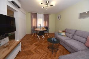 sala de estar con sofá y mesa en Two bedroom apartment Marinero en Zadar