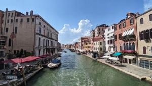 vistas a un canal de una ciudad con edificios en BBTiepolo, en Venecia
