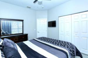 A bed or beds in a room at Splendid Newly Renovated Pool Villa on Golf Course