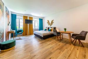 una camera da letto con un letto, un tavolo e delle sedie di Apartment 10 a Stockach