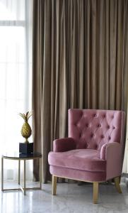 a pink couch in a living room with a table at Hotel Diamantidis in Myrina