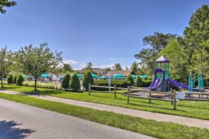 Ο χώρος παιχνιδιού για παιδιά στο 1 Mi to Beach Sea Colony Condo with Balcony!