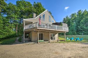 Imagen de la galería de North Conway Home with Access to 5 Private Beaches!, en Conway