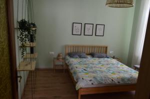 un dormitorio con una cama en una habitación en ΑΙΣΘΗΣΗ ΑΠΕΡΑΝΤΗΣ ΓΑΛΗΝΗΣ ΚΑΙ ΕΛΕΥΘΕΡΙΑΣ, en Kavala