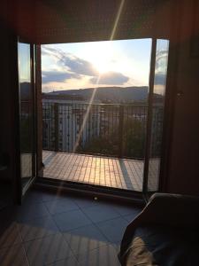 Zimmer mit Balkon und Blick auf den Sonnenuntergang in der Unterkunft appartamento panoramico in Perugia