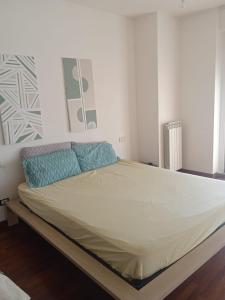 ein großes Bett in einem weißen Zimmer mit einem mattressvisor in der Unterkunft appartamento panoramico in Perugia