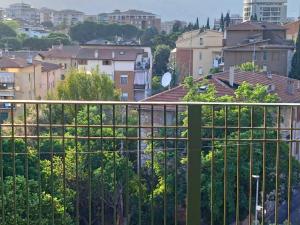 d'un balcon offrant une vue sur la ville. dans l'établissement appartamento panoramico, à Pérouse