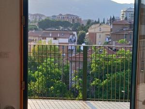 einen Balkon mit Stadtblick in der Unterkunft appartamento panoramico in Perugia
