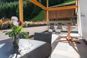 A seating area at Apart welcom