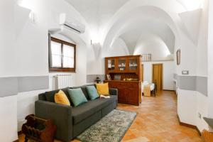un soggiorno con divano e tavolo di Le Tre Volte - Mercato Centrale Charming Loft a Firenze