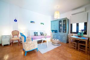 uma sala de estar com armários azuis e uma mesa e cadeiras em Natasha's Nest in Ilha de Rhodes