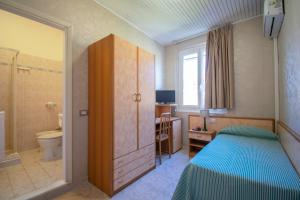sypialnia z łóżkiem i łazienką w obiekcie Hotel Villa Giada w mieście Marina di Massa