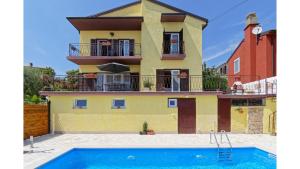 Bazén v ubytování Holiday Home Vlady by Rent Istria nebo v jeho okolí