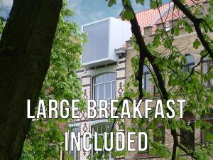 una imagen de un edificio con las palabras desayuno incluido en VEGAN, PLANT BASED b&b central Bruges, en Brujas