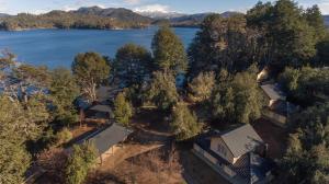 an aerial view of a house next to a lake at Complejo Moquehue in Villa Pehuenia