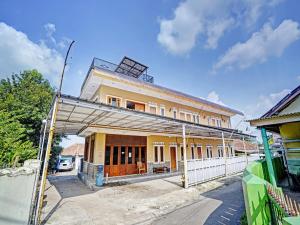a building that is under construction on a street at OYO 90416 Wisma Wayang Ajen Syariah in Subang