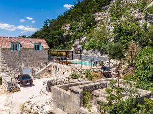 eine Villa mit einem Pool und einem Haus in der Unterkunft NEW! Stone villa JUDITA with heated pool and hydro-massage in Zadvarje
