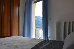 Postel nebo postele na pokoji v ubytování La Resilienza, apartment with view, Carate Urio