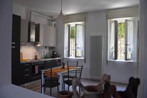 a kitchen with a table and chairs in a room at La Resilienza, apartment with view, Carate Urio in Carate Urio